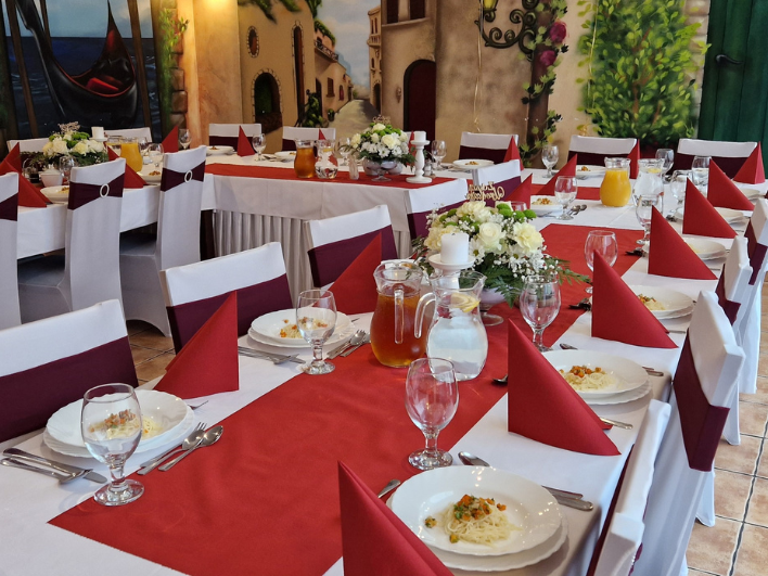 nakrycie stołu podczas imprezy okolicznościowej